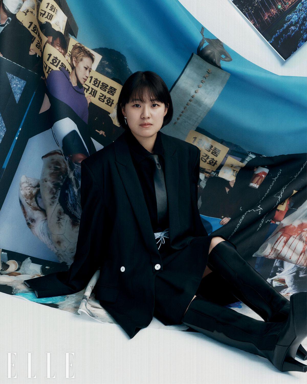 재킷과 부츠는 모두 Neu_In. 스커트는 Zara. 셔츠와 타이, 이어링은 모두 스타일리스트 소장품. 