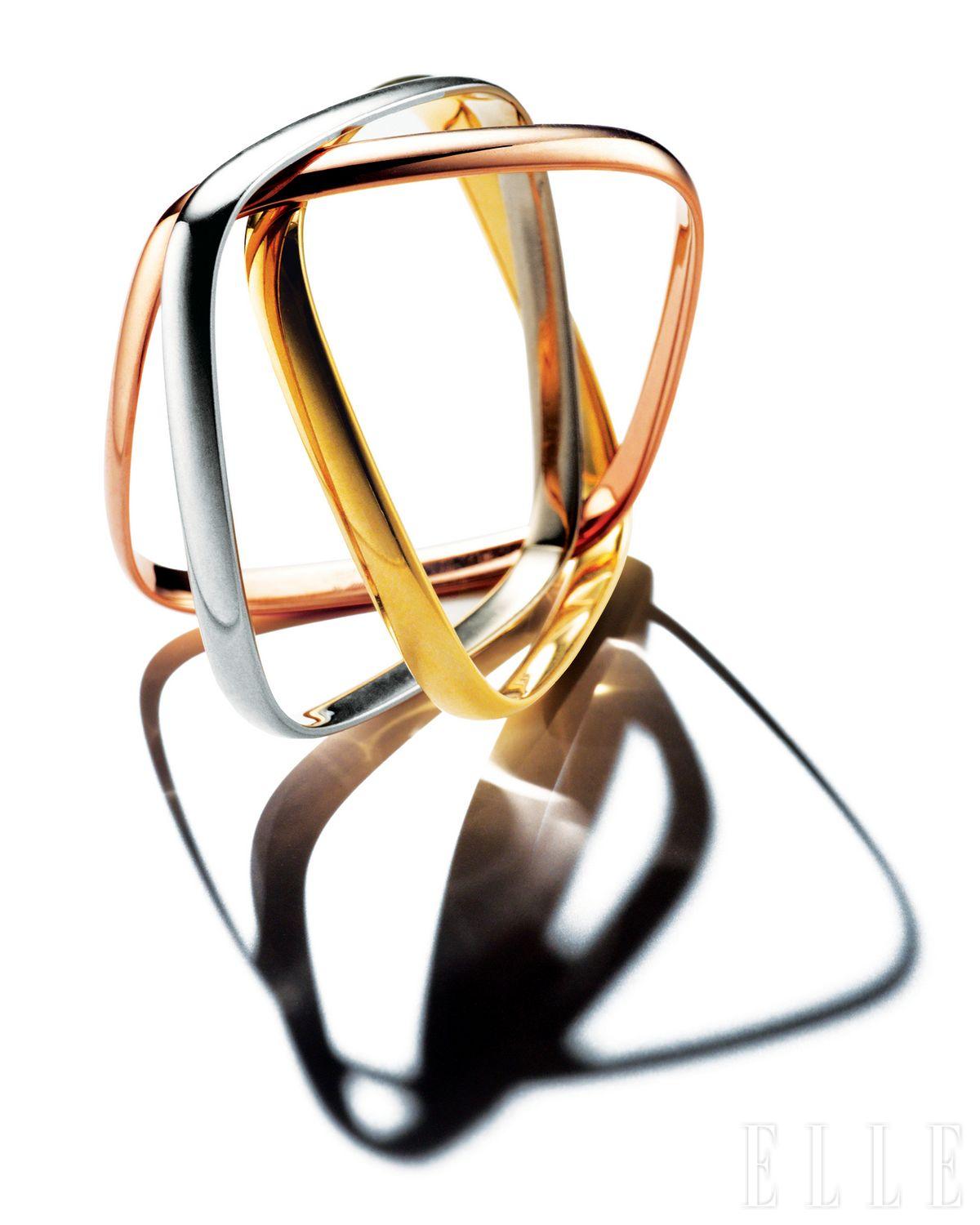 화이트골드, 핑크골드, 옐로골드로 이뤄진 트리니티 브레이슬릿은 2천7백만원대 Cartier. 