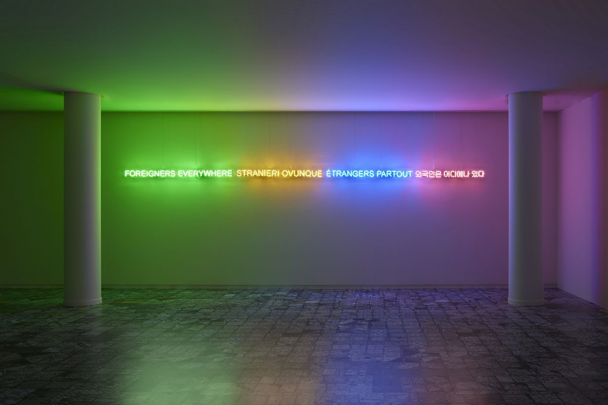 외국인은 어디에나 있다 (영어, 이탈리아어, 프랑스어, 한국어), 네온 사인, 프레임, 변압기, 전선, 가변크기, 2004–현재, 사진 김상태 © 에르메스 재단 제공