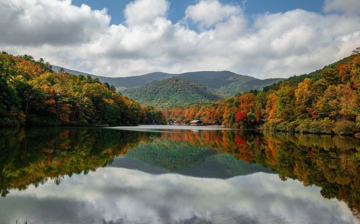  블러드마운틴 (Blood Mountain) 기저에 위치한 그림 같은 보글주립공원 (Vogel State Park)