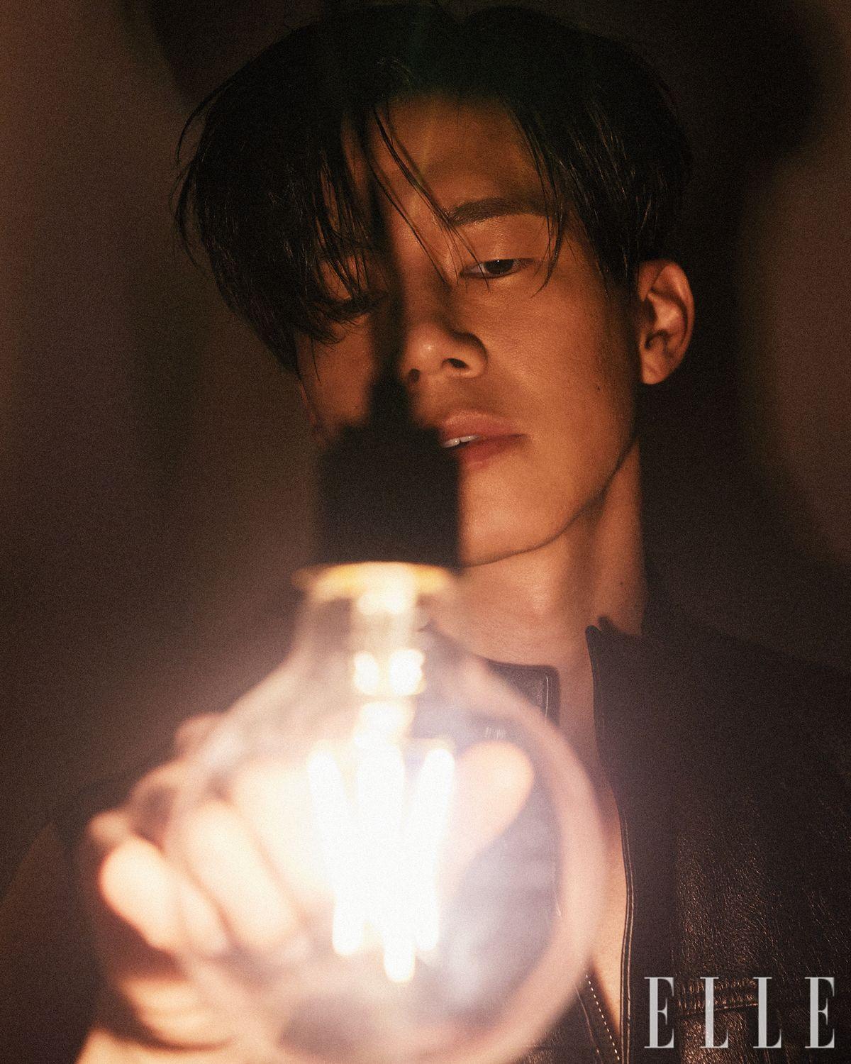 블랙 레더 베스트는 Versace.