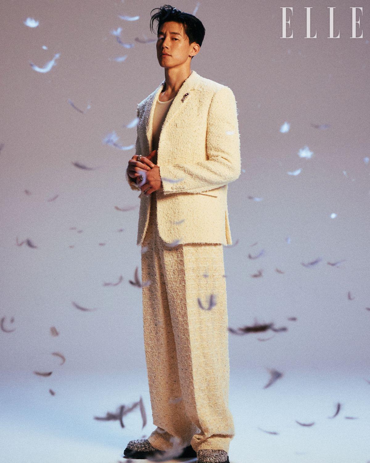 트위드 재킷과 팬츠, 주얼 브로치, 실버 링과 골드 & 실버 링, 트위드 로퍼는 모두 Dior Men. 슬리브리스 톱은 스타일리스트 소장품.