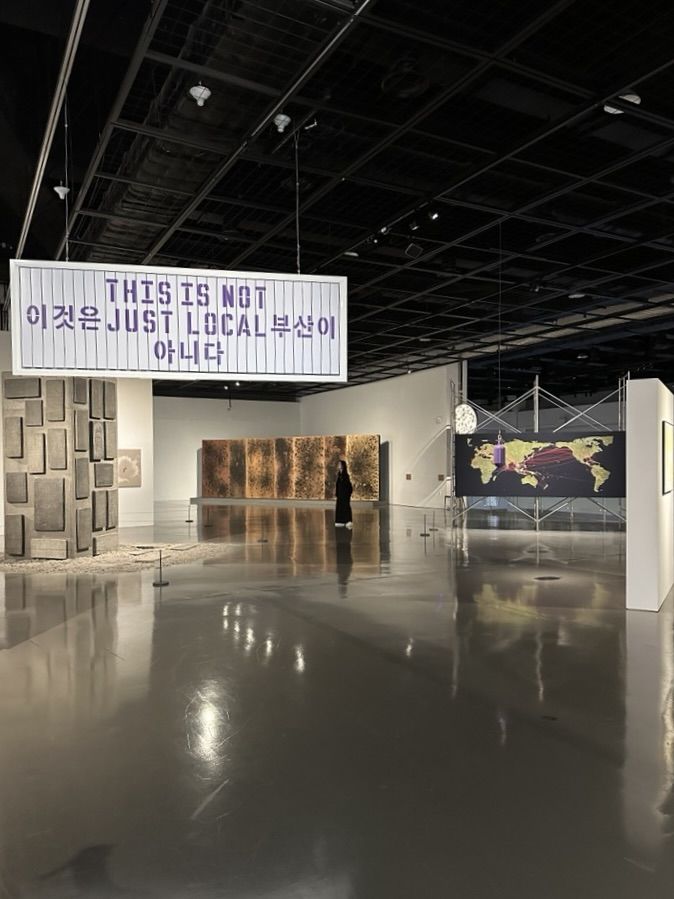 부산현대미술관 <이것은 부산이 아니다: 전술적 실천> 전시전경 (사진: 황다나)