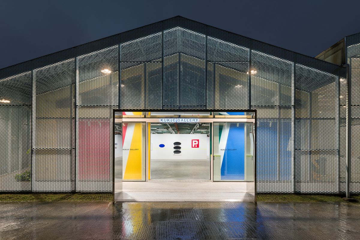 국제갤러리 부산점 김영나 개인전, <Easy Heavy> 설치전경, 이미지 제공: 국제갤러리 