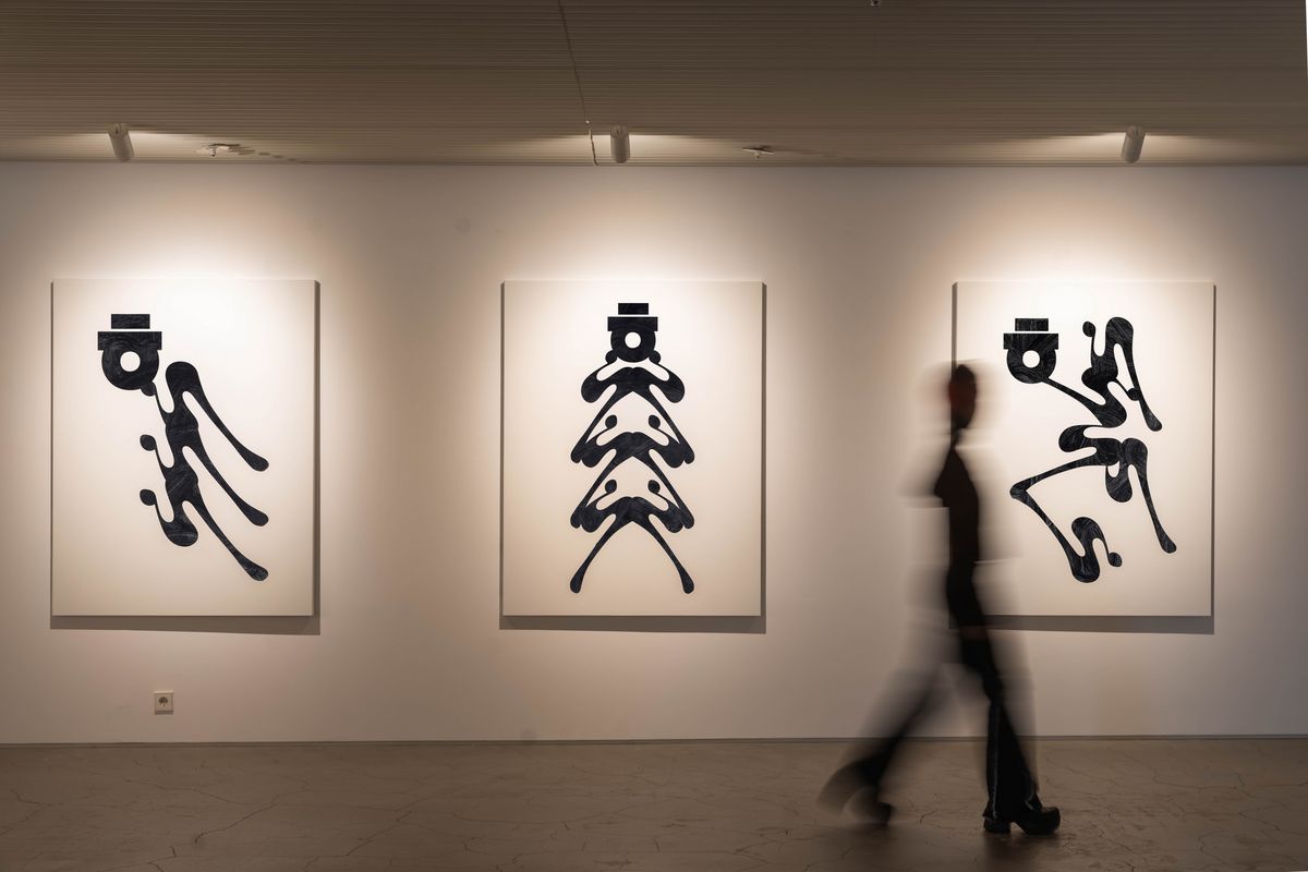 안상수 개인전 <홀려라> 전시 전경, OKNP 제공