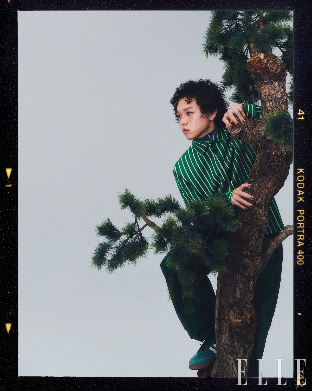 재킷과 톱은 모두 Marni. 팬츠는 Ferragamo. 스니커즈는 Adidas Originals.