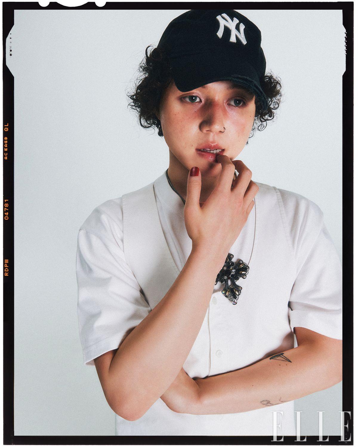 슬리브리스 화이트 톱은 We11done. 이너 웨어 티셔츠와 볼 캡, 네크리스는 모두 스타일리스트 소장품.