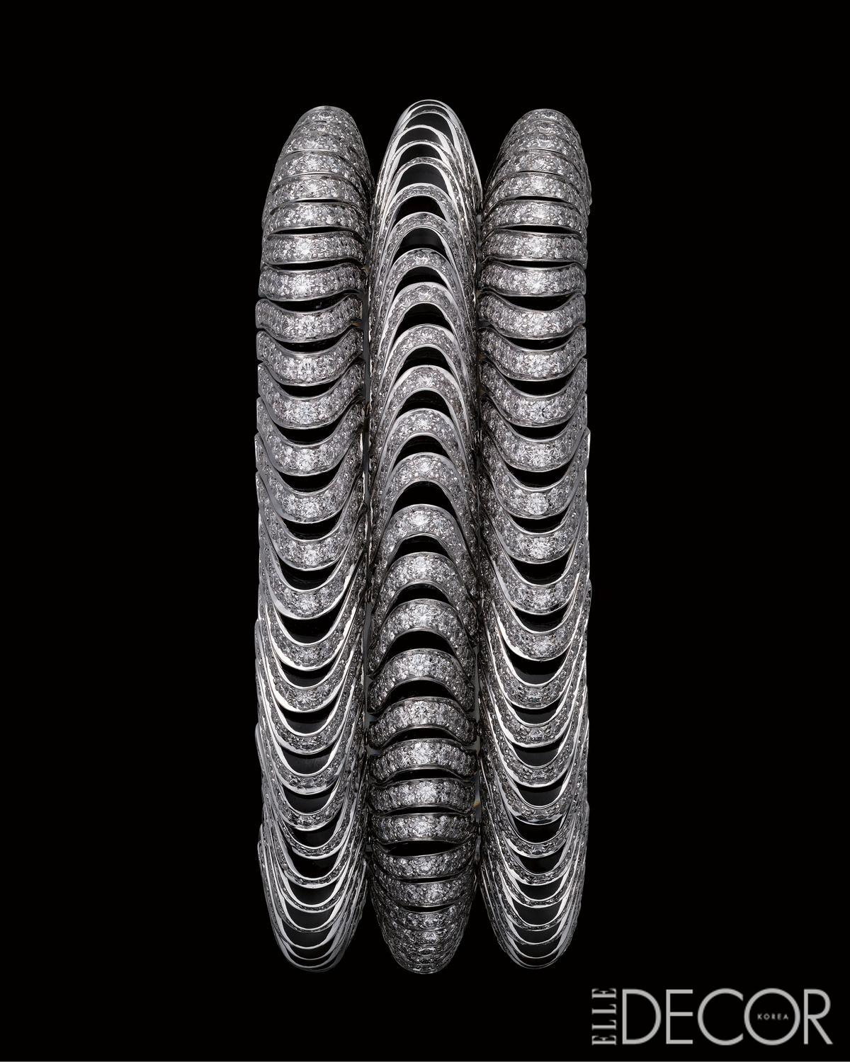 화이트골드, 블랙 래커, 브릴리언트 & 로즈 컷 다이아몬드를 결합해 리듬감이 느껴지는 브레이슬릿(2014).