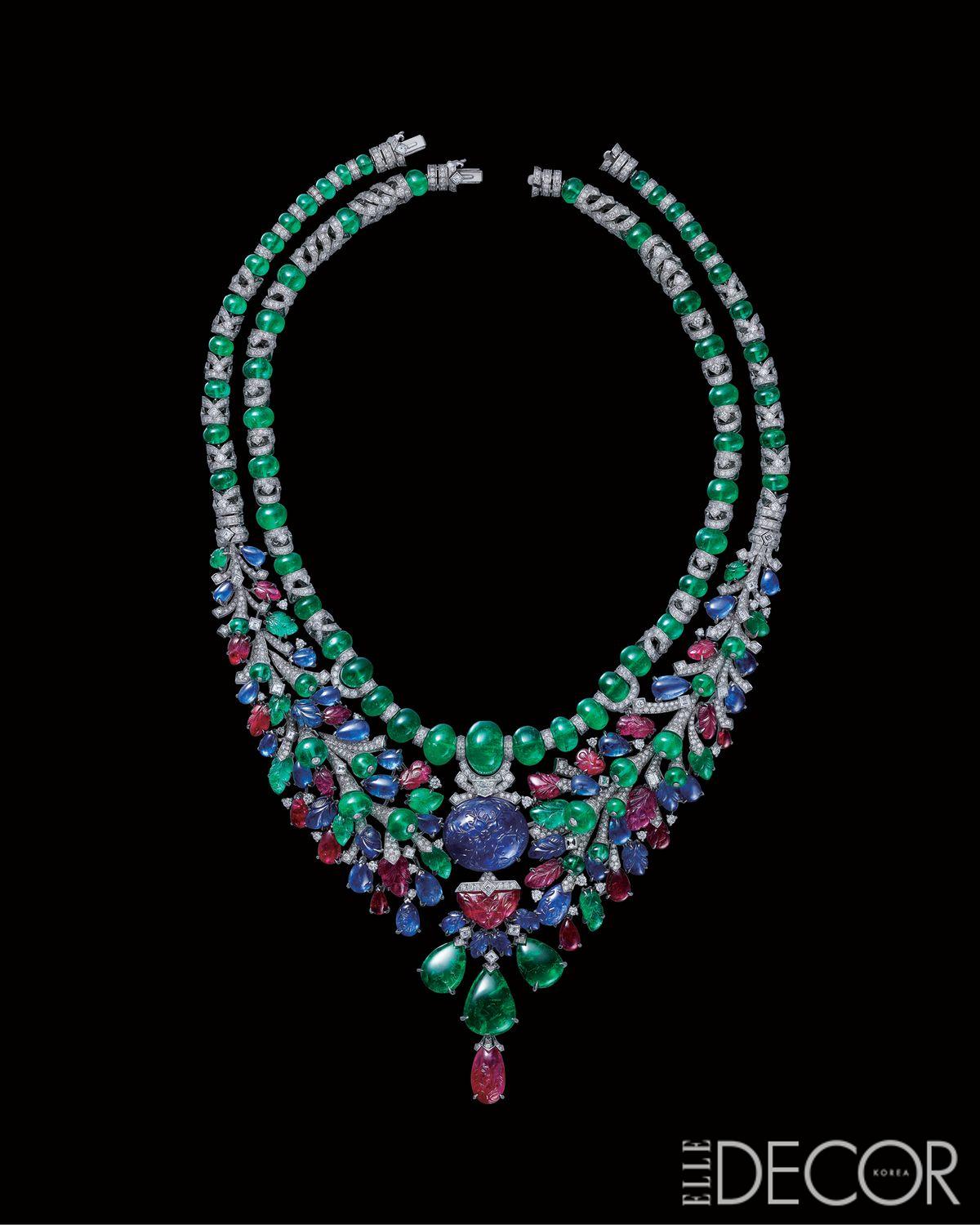  화이트골드, 사파이어, 에메랄드, 루비, 다이아몬드로 머리 장식 또는 펜던트 및 어깨 장식의 여러가지 방법으로 착용할 수 있는 네크리스(2021), 개인 소장품. 