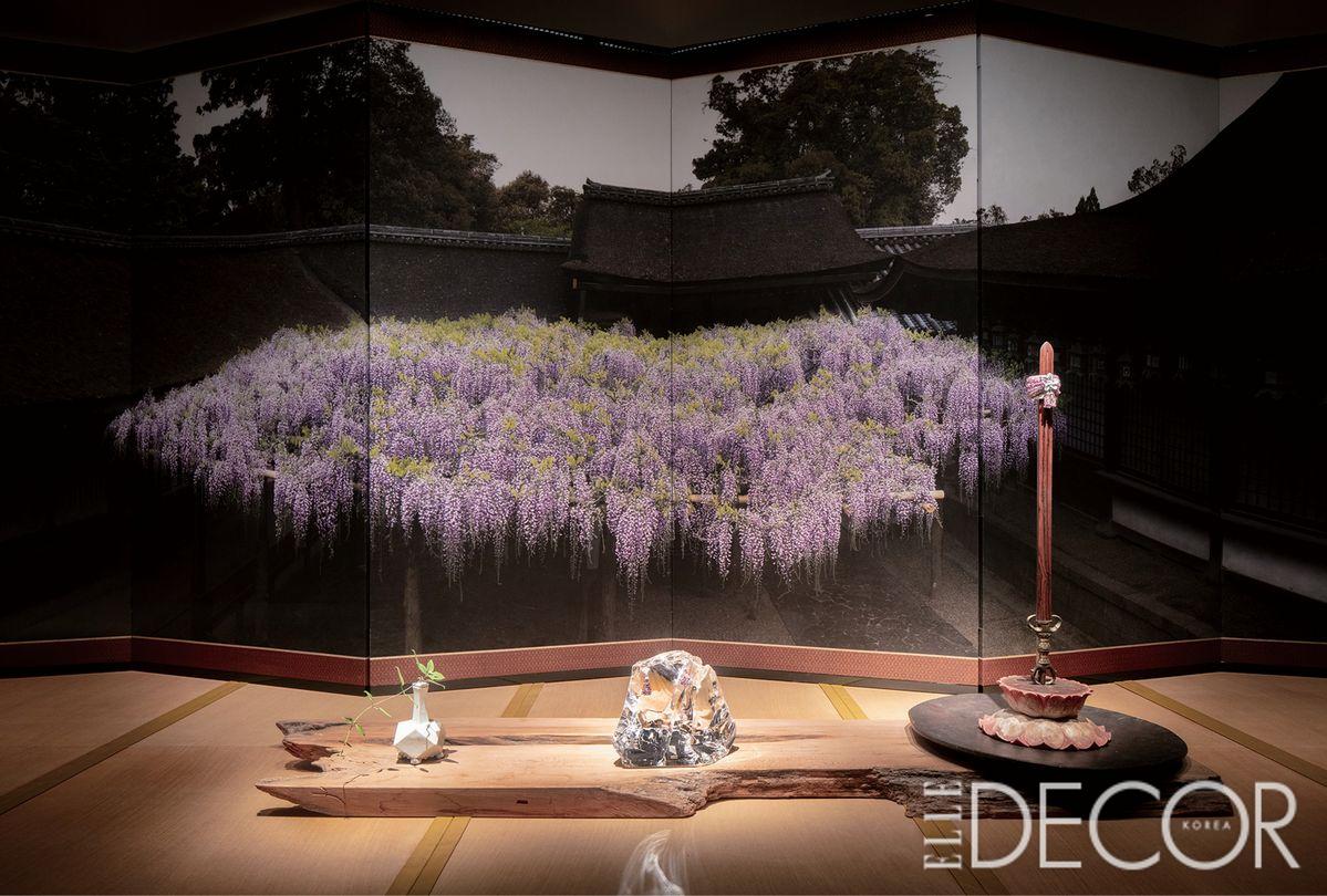 일본 나라 현에 있는 가스가타이샤 신사에서 매년 열리는 등꽃 축제의 아름다운 풍경 이미지. 그리고 그 앞에 고미술품과 컬러 사파이어와 오닉스 등으로 디자인한 브레이슬릿(2016)이 전시되어 있다.