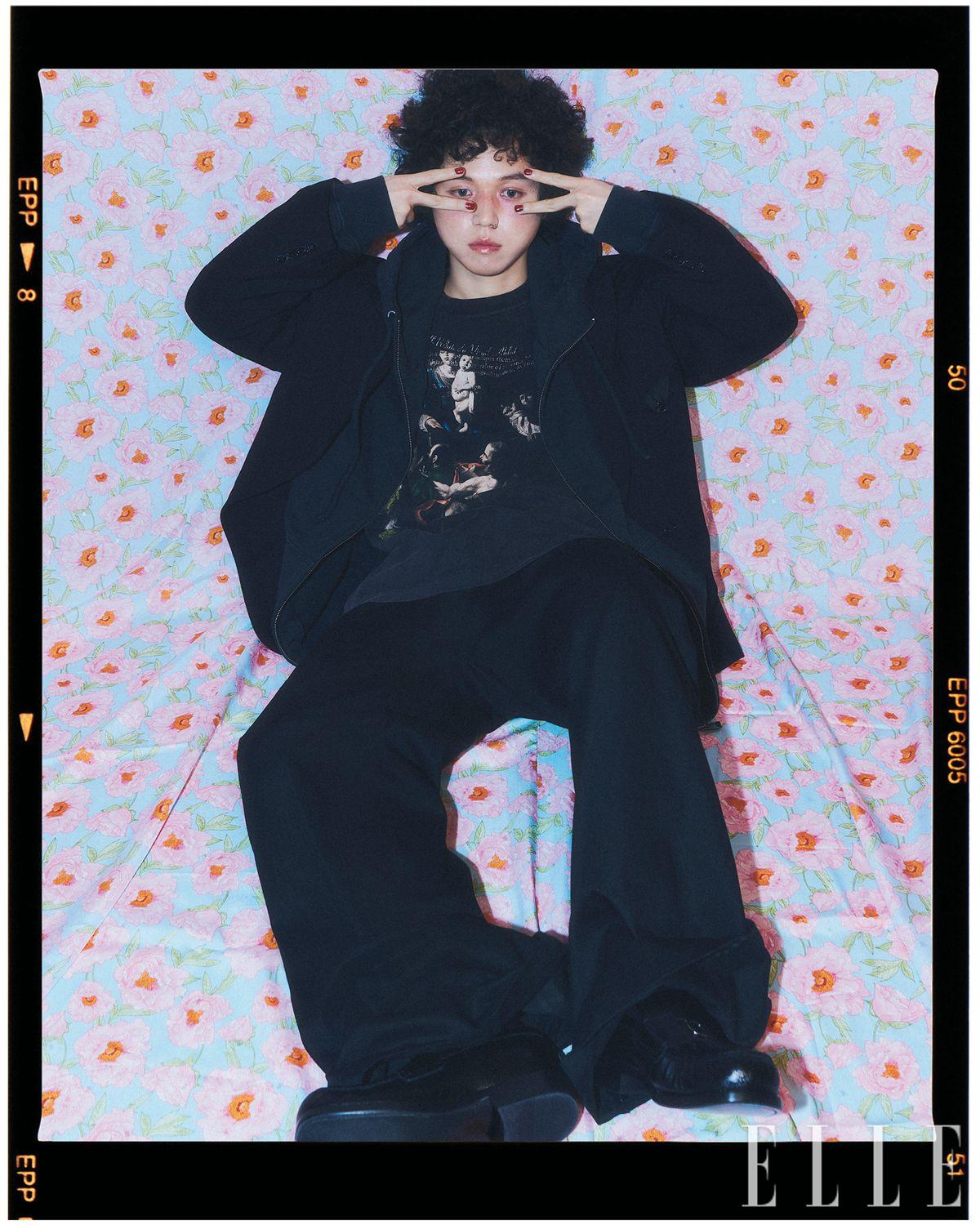 재킷은 Acne Studios. 후디드 티셔츠와 팬츠는 모두 Maison Margiela. 티셔츠는 Off-White™. 슈즈는 Ferragamo.