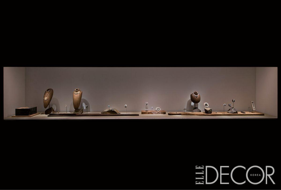 까르띠에의 대표 모티프 팬더(panthère). 1914년 시계 패턴으로 처음 등장해 여성의 자유를 표현하는 상징이자 시간을 초월하는 까르띠에 작품세계의 중심에 있다. 