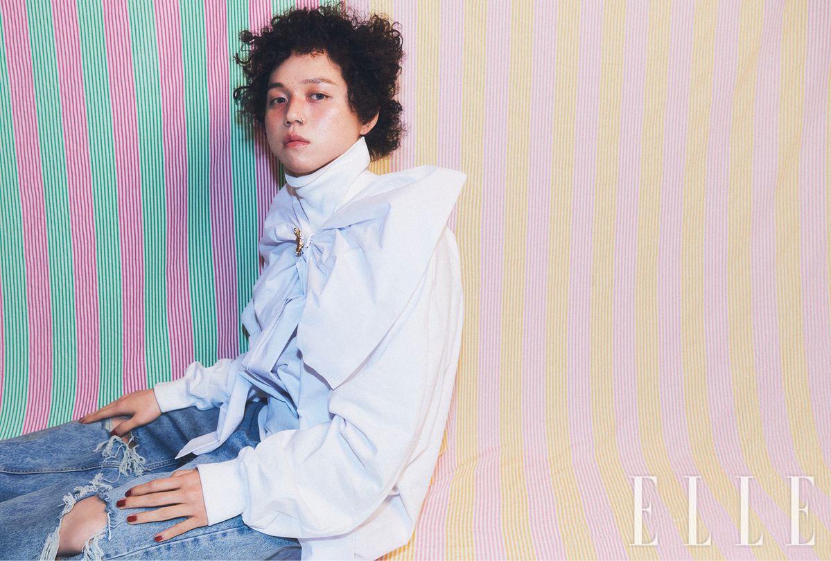 터틀넥 톱은 Moohong. 팬츠는 s/e/o. 리본과 브로치는 스타일리스트 소장품.