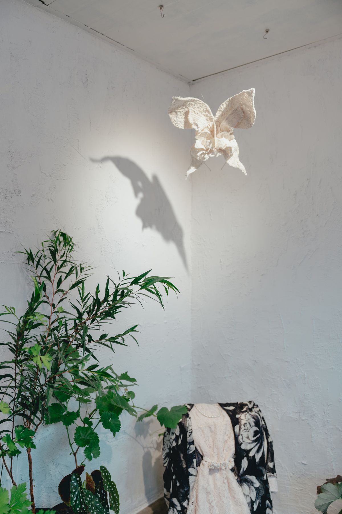 <조용히 뜨겁게 빛나는 우리의 불빛에 건배를> 문화예술 프로젝트의 <세공> 전시 전경 Ⓒ 오팔 스튜디오