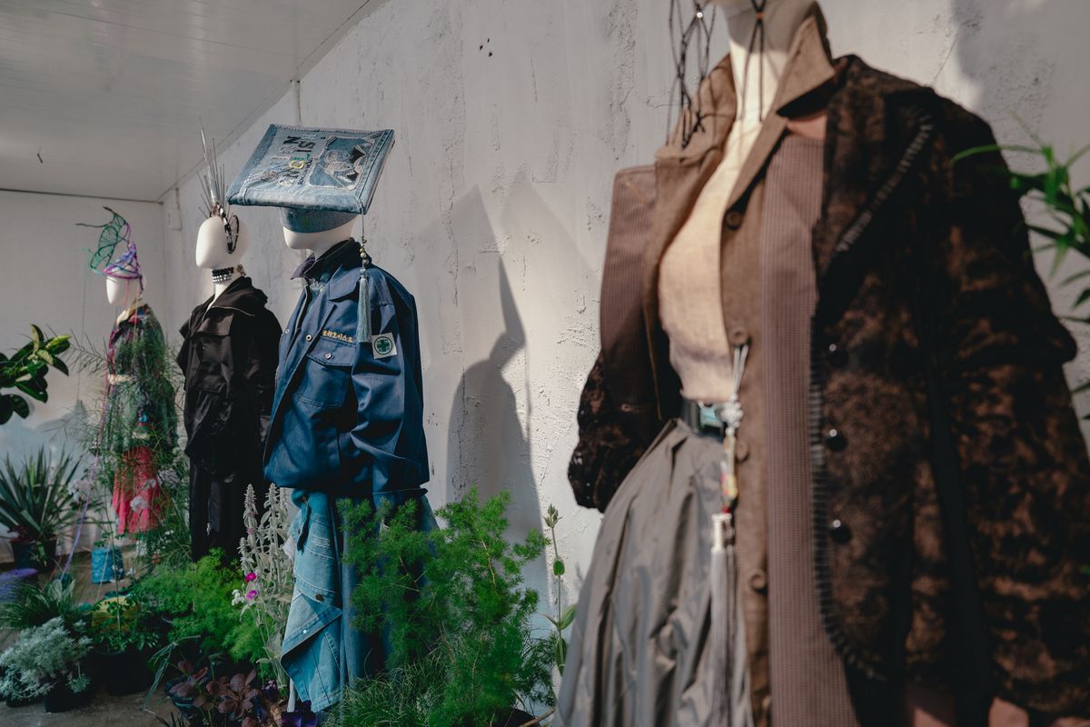 <조용히 뜨겁게 빛나는 우리의 불빛에 건배를> 문화예술 프로젝트의 <세공> 전시 전경 Ⓒ 오팔 스튜디오