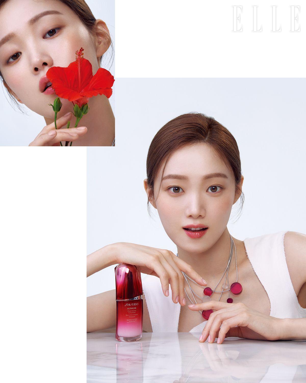 화이트 원피스는 Recto. 네크리스는 스타일리스트 소장품.