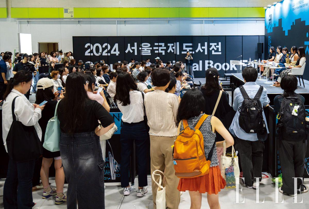 50석의 사전예매석은 물론, 서서 강연을 경청하는 이들도 많았던 엘르보이스 강연 
