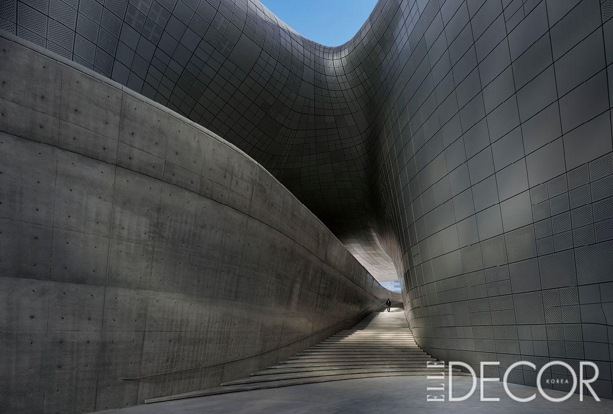 세계 최대 규모의 비정형 알루미늄 패널로 유기적 형태를 완성한 동대문디자인플라자. 