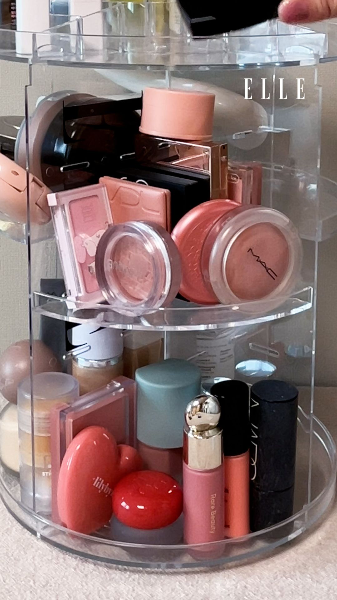 다양한 타입의 블러셔로 채워진 화장대