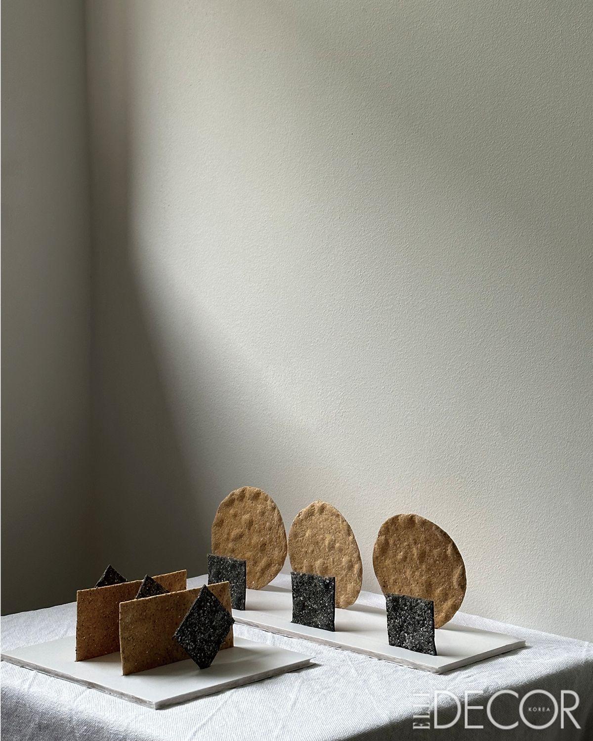 호밀과 숯 크래커를 세워 기하학적 도형처럼 연출했다.