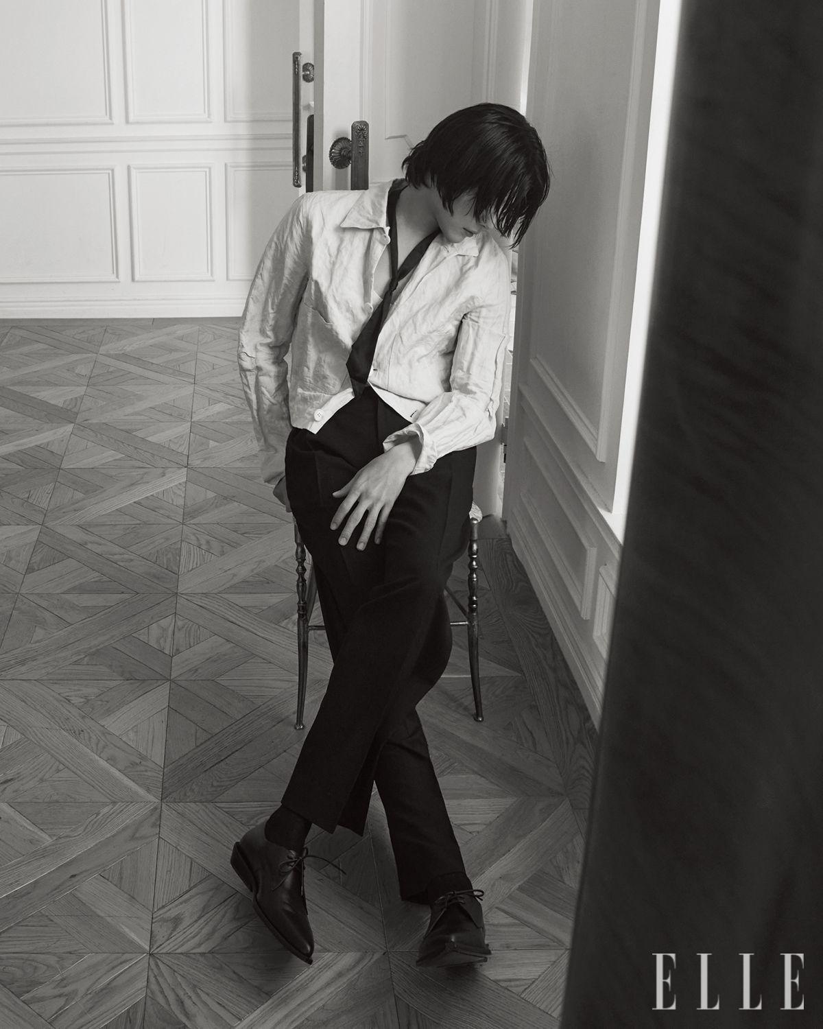 크롭트 화이트 셔츠와 더비 슈즈는 모두 Ann Demeulemeester. 스트레이트 팬츠는 The Row. 스카프는 Saint Laurent by Anthony Vaccarello. 양말은 스타일리스트 소장품.