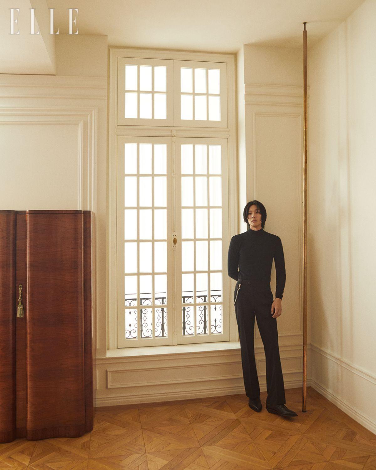 블랙 팬츠는 Ernest W. Baker. 더비 슈즈는 Ann Demeulemeester. 톱과 체인 액세서리는 모두 스타일리스트 소장품.
