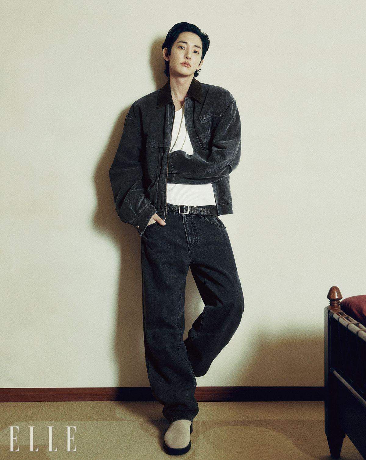 데님 트러커 재킷과 슬리브리스 톱, 데님 팬츠, 벨트, 부츠는 모두 Time Homme.