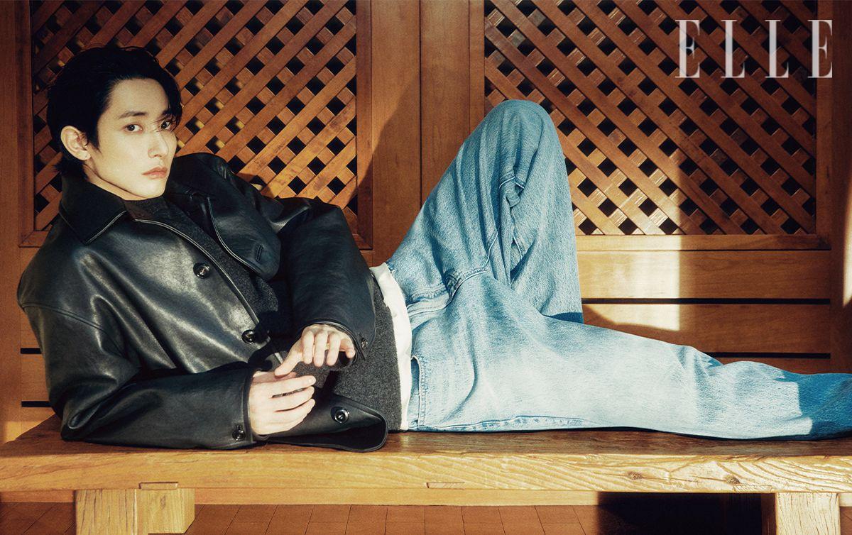 레더 재킷과 헤어리 니트, 티셔츠, 데님 팬츠는 모두 Time Homme.