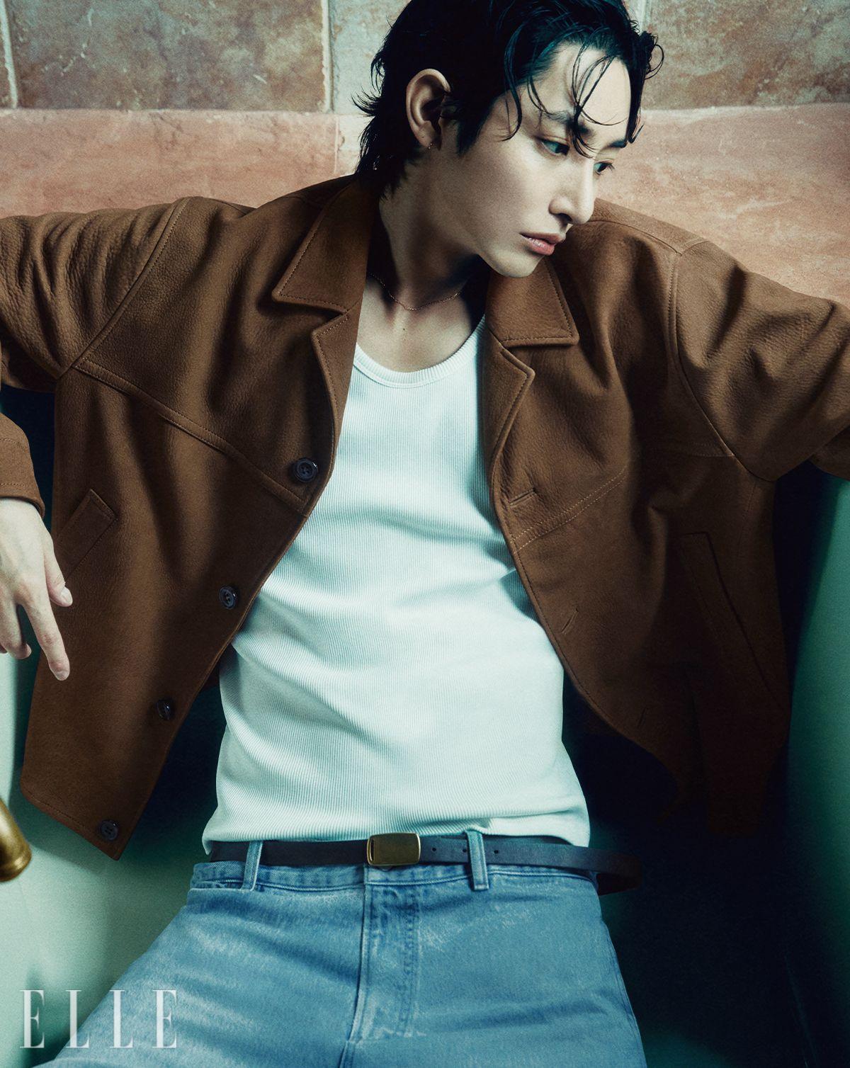 스웨이드 재킷과 슬리브리스 톱, 데님 팬츠, 벨트는 모두 Time Homme.