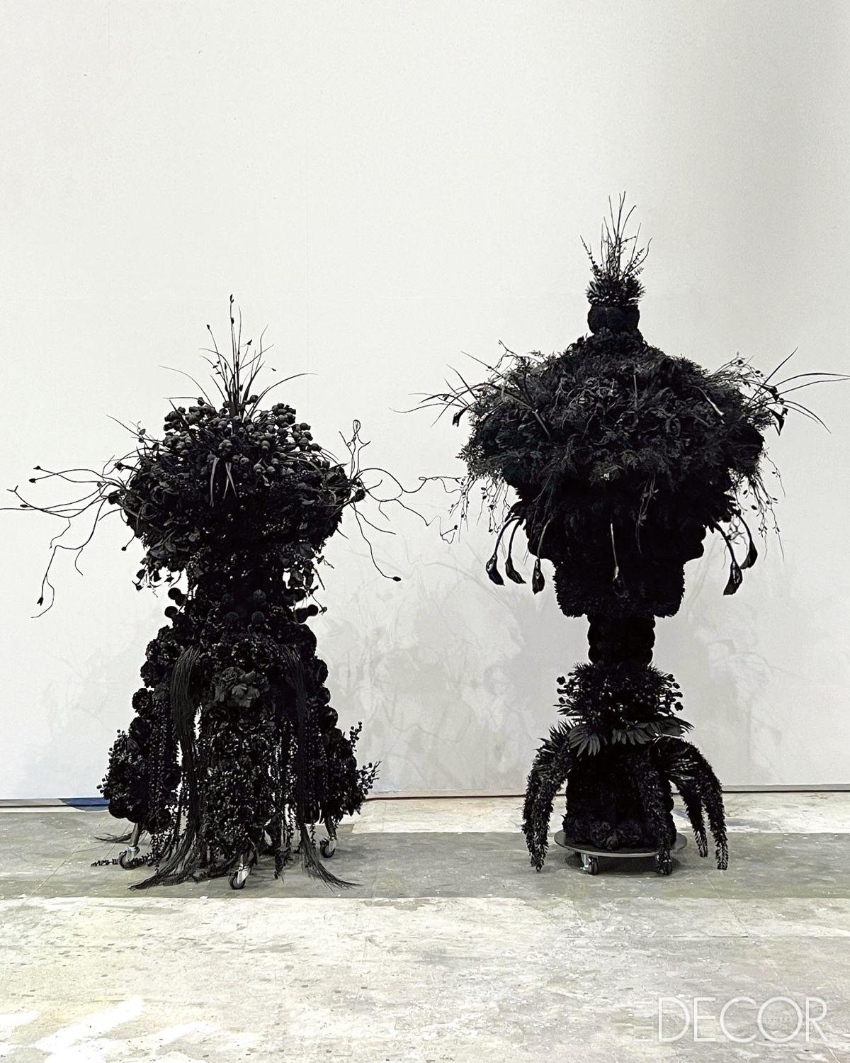 우리나라 전통 건축에서 볼 수 있는 대칭과 균형을 기반으로 자연과 인공, 전통과 현대의 경계를 허물고 융합을 담은 ‘黑: 외계식물’. 