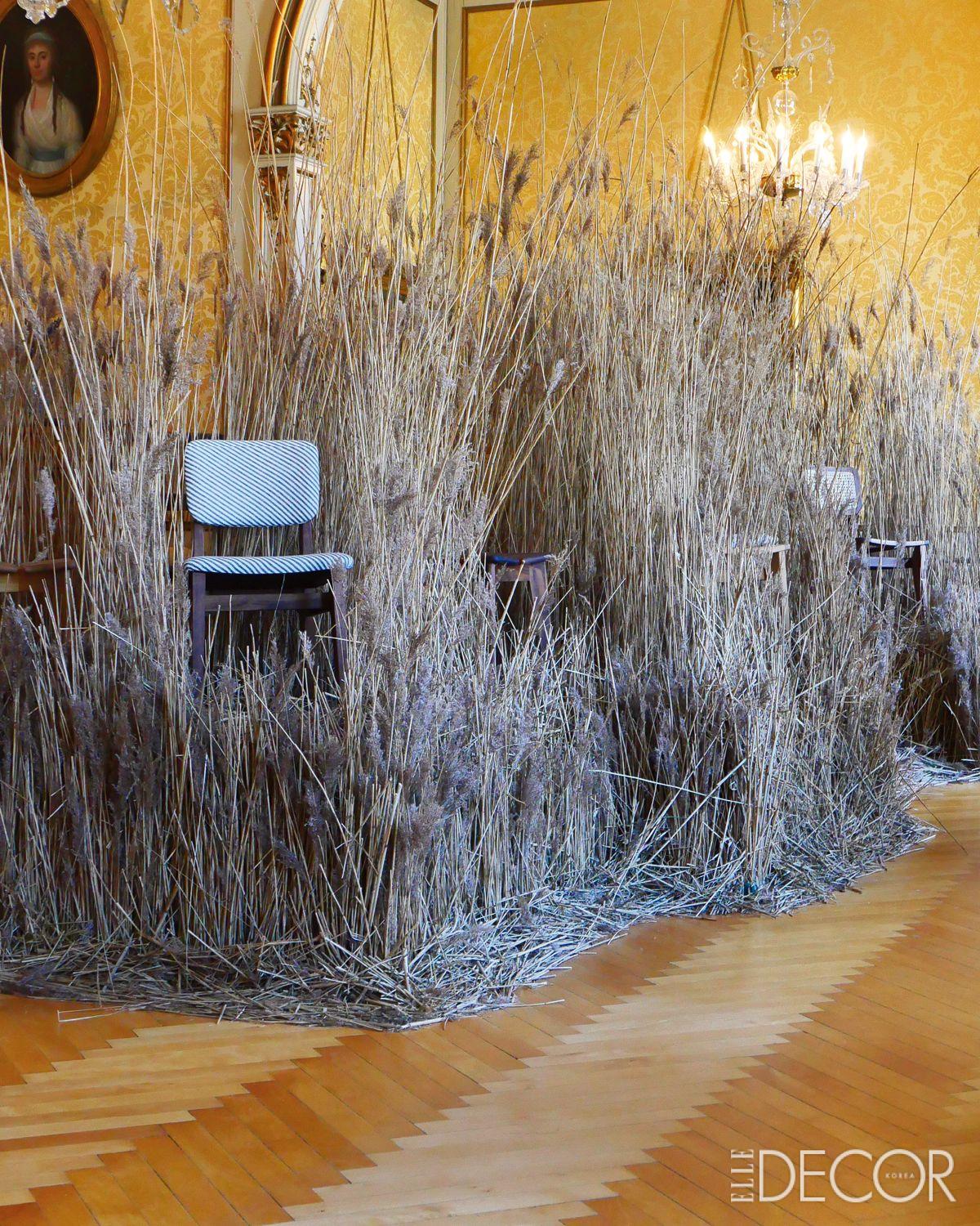 2022년 ‘3daysofdesign’ 기간 동안 프랑스대사관에서 진행한 가구 브랜드 구비(Gubi) 전시를 위해 프랑스 남부 지역의 밀짚을 사용한 설치 작업. 