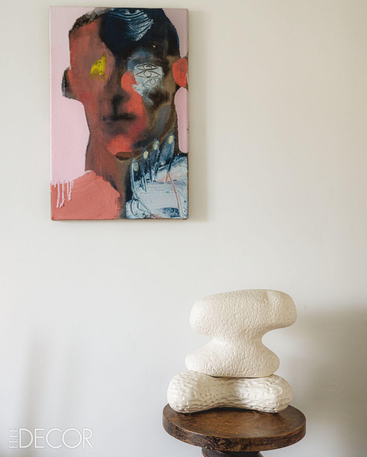 오일 페인팅은 알렉스 포튼(Alex Foxton)의 작품. 세라믹 조각 ‘Centrotavola Chalk 30H’는 파예 투굿이 비토시(Bitossi)를 위해 고안한 것. 빈티지 프렌치 사이더 프레스는 앙투안 비요르(Antoine Billore)의 디자인.