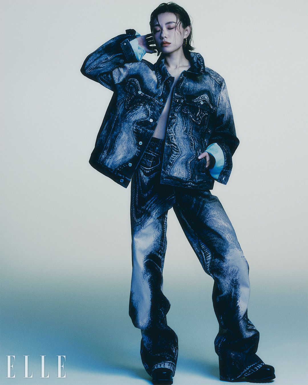 유니크한 프린트의 데님 셋업은 Camperlab. 슈즈는 Gianvito Rossi. 골드 이어링은 Portrait Report. 