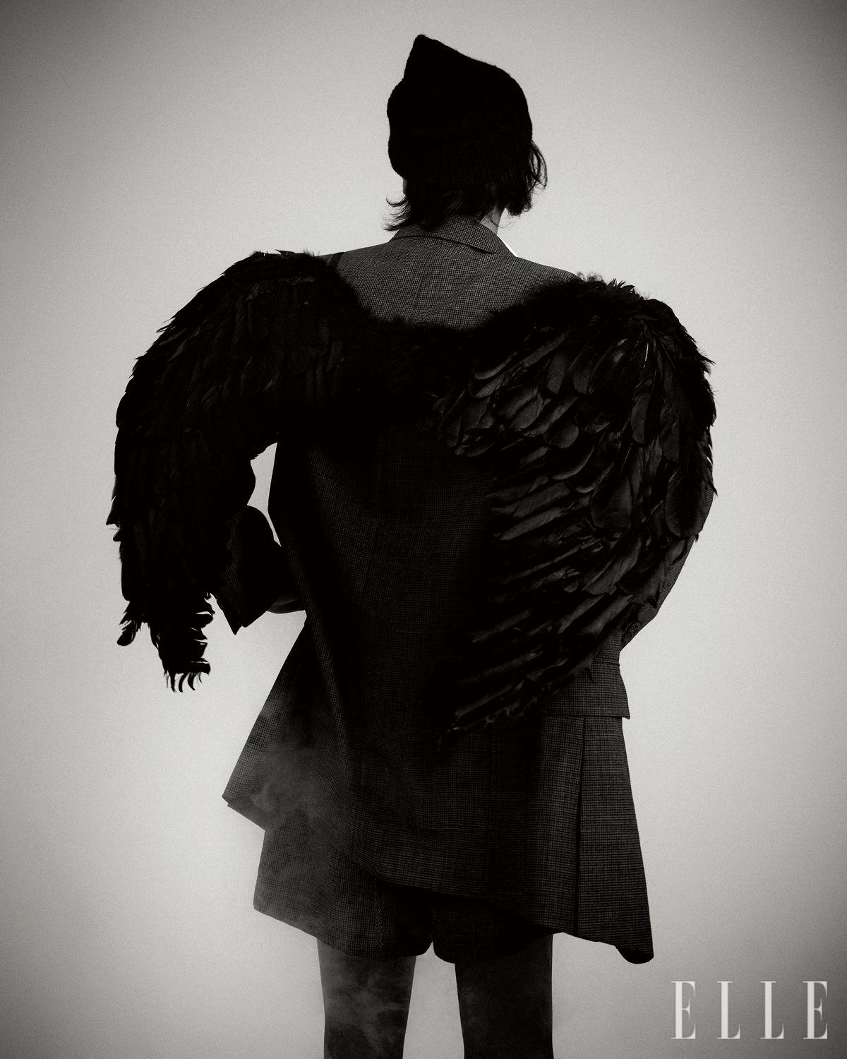 더블 재킷과 쇼츠는 모두 Dior Men. 비니는 스타일리스트 소장품.