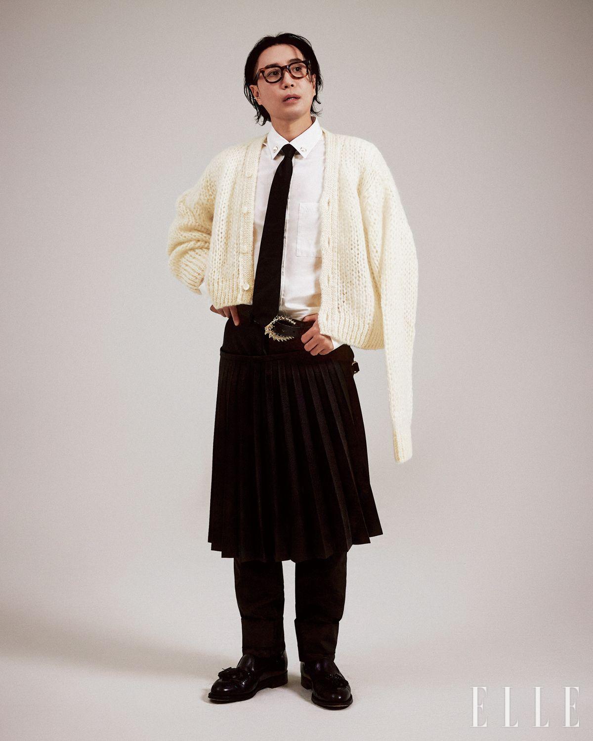 화이트 카디건과 블랙 스커트, 슬랙스는 모두 스타일리스트 소장품. 셔츠와 로퍼, 타이는 모두 스타일리스트 소장품.