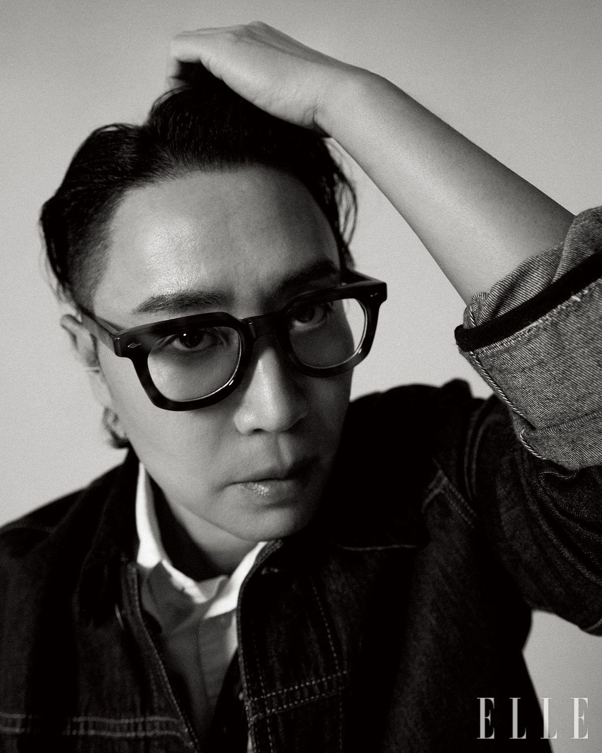 피셔맨 재킷과 팬츠는 모두 Loewe. 