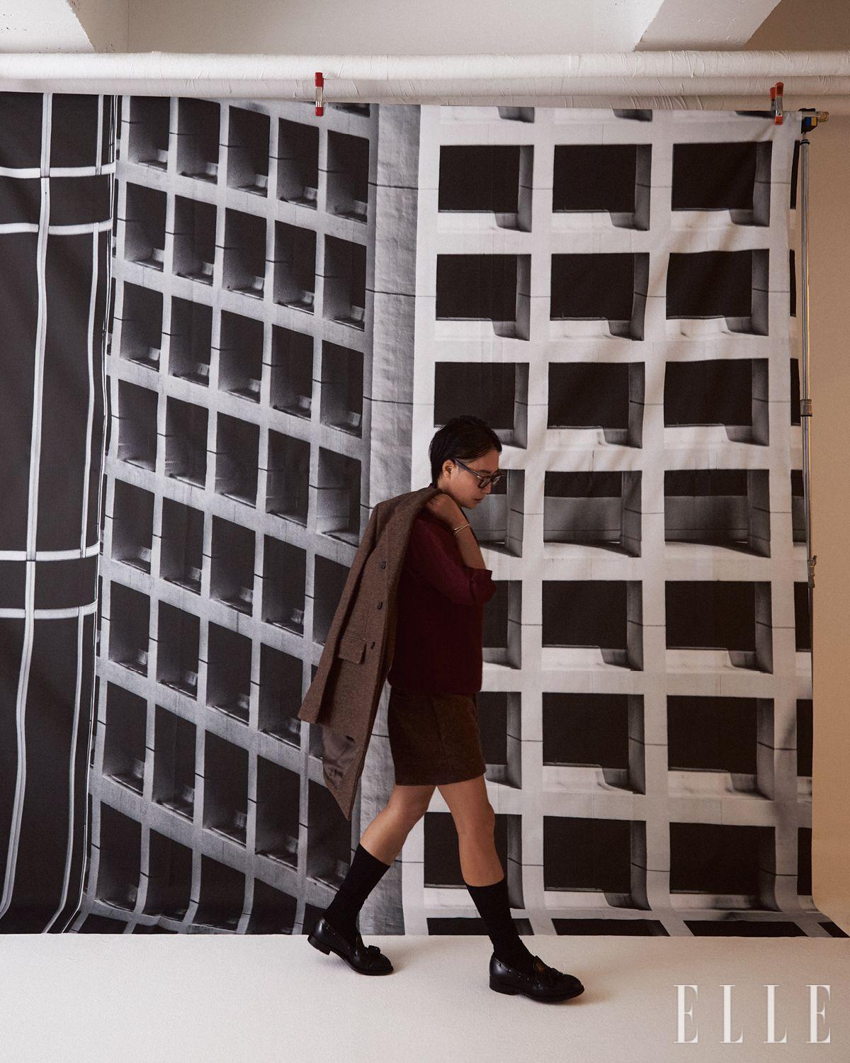 더블 재킷과 울 쇼츠, 버건디 셔츠, 버건디 베스트는 모두 Ferragamo. 블랙 로퍼는 스타일리스트 소장품.