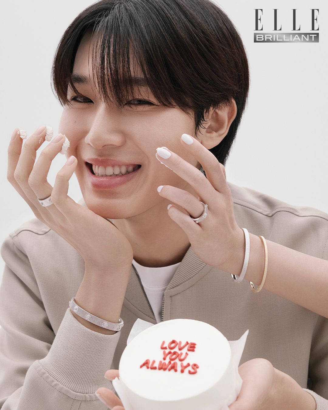 블루종은 SANDRO. 티셔츠는 JACQUEMUS.