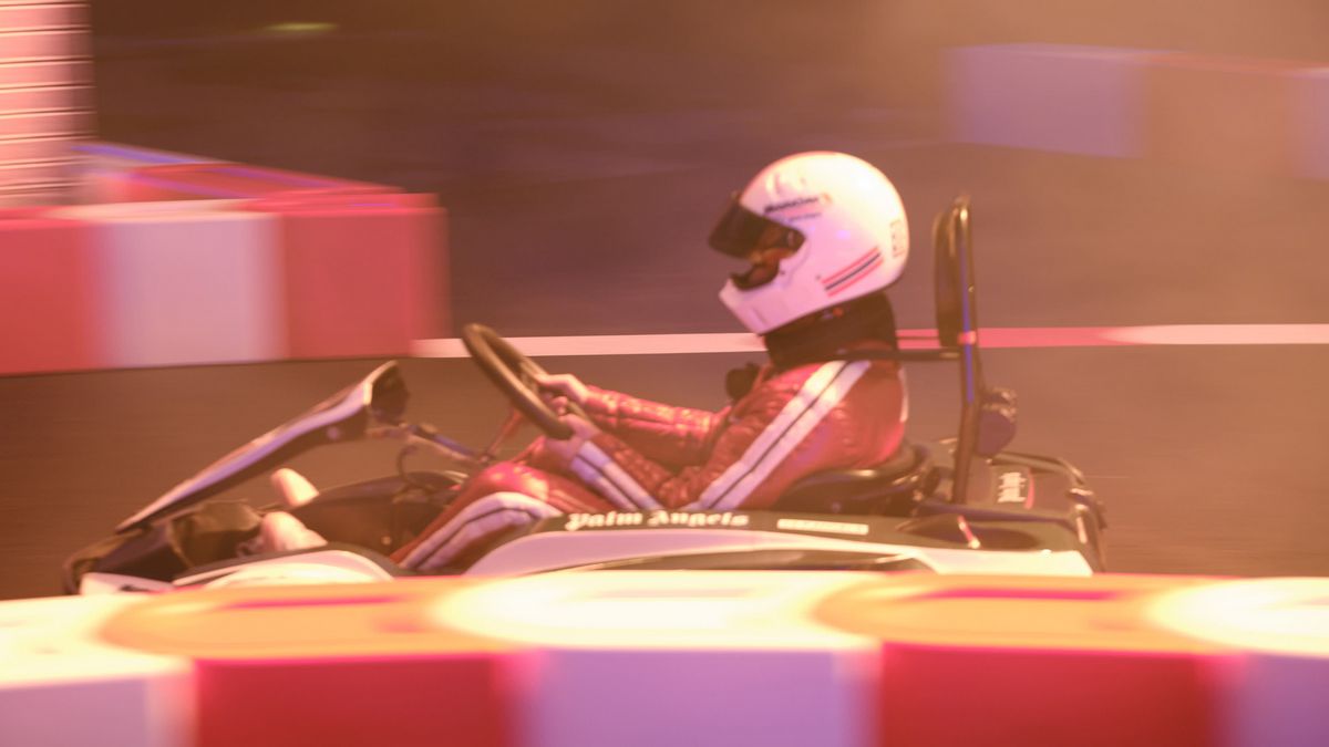 팜 엔젤스의 크리에이티브 디렉터 프란체스코 라가치는 F1 경기장을 설계하고 레이서들을 등장시켰다. 