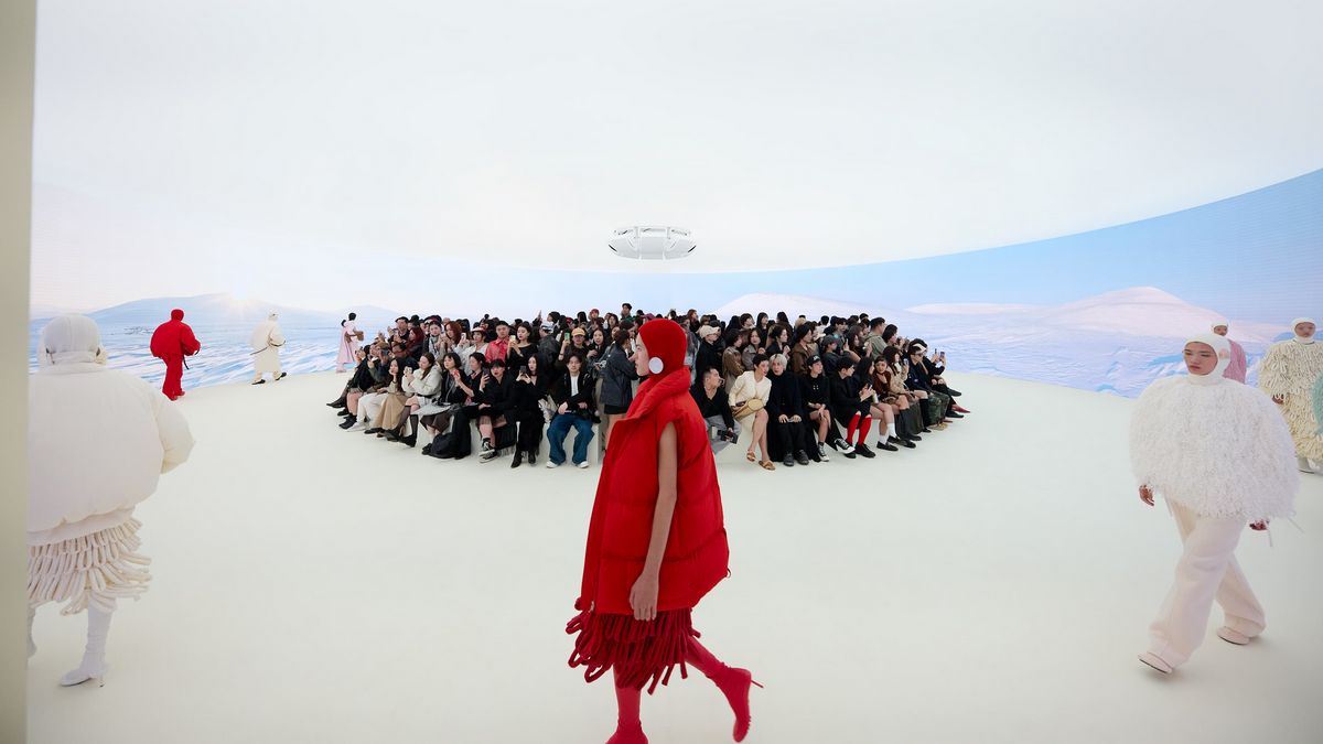 우아함과 절제의 미학이 돋보이는 지니어스 컬렉션은 질 샌더의 부부 크리에이티브 디렉터 루시 마이어와 루크 마이어의 손에서 탄생했다. 