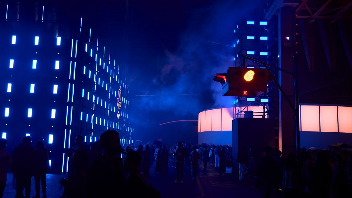 상하이에서 열린 2024 시티 오브 지니어스 행사장의 모습. 각 크리에이터의 건물 사이를 연결하는 신호등이 보인다. 