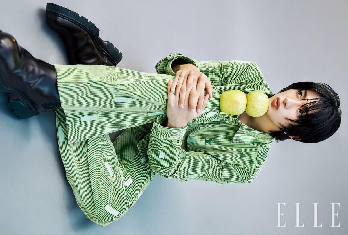 앤톤이 입은 코듀로이 셔츠와 팬츠는 모두 Louis Vuittonx Park Seo Bo. 볼드 부츠와 테일러 이어링은 Louis Vuitton. 