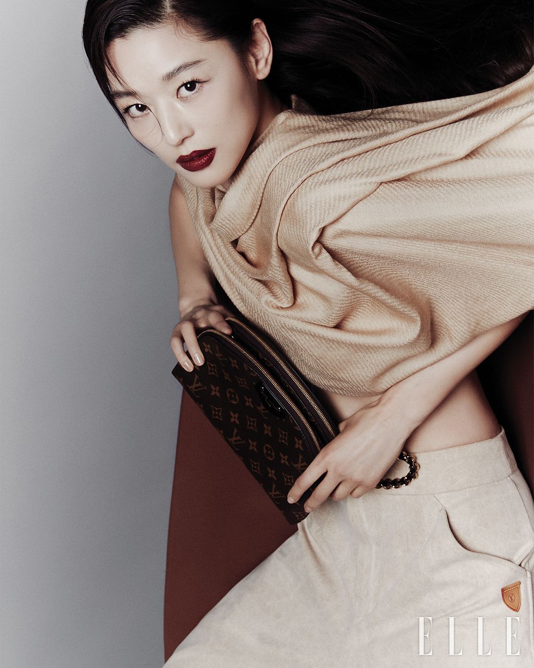 랩스타일의 스카프 톱과 팬츠, 체인 크로스백은 모두 Louis Vuitton.