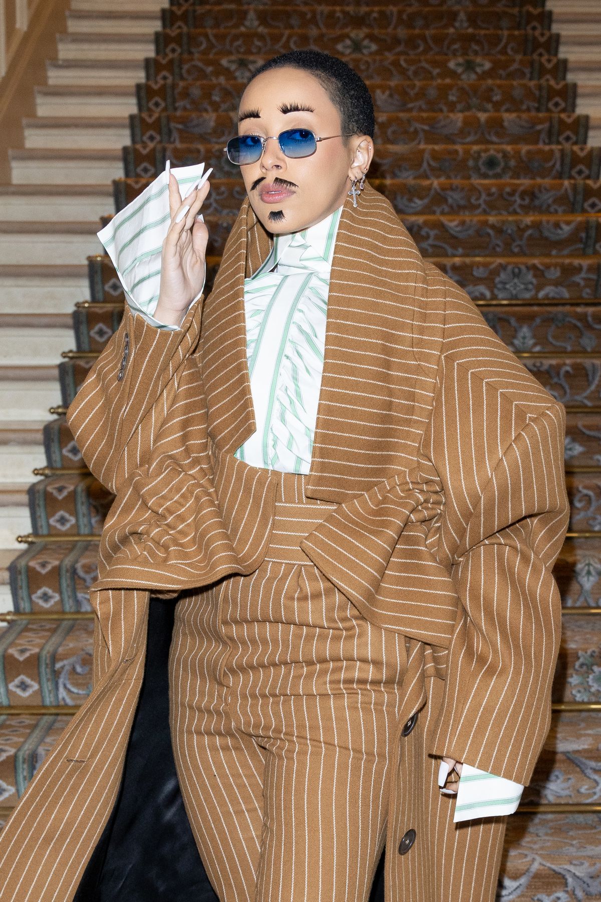 2023년 1월, 가짜 눈썹과 수염을 붙이고 빅터 앤 롤프의 오트 쿠튀르 패션쇼를 찾은 도자캣(GETTY IMAGES KOREA).
