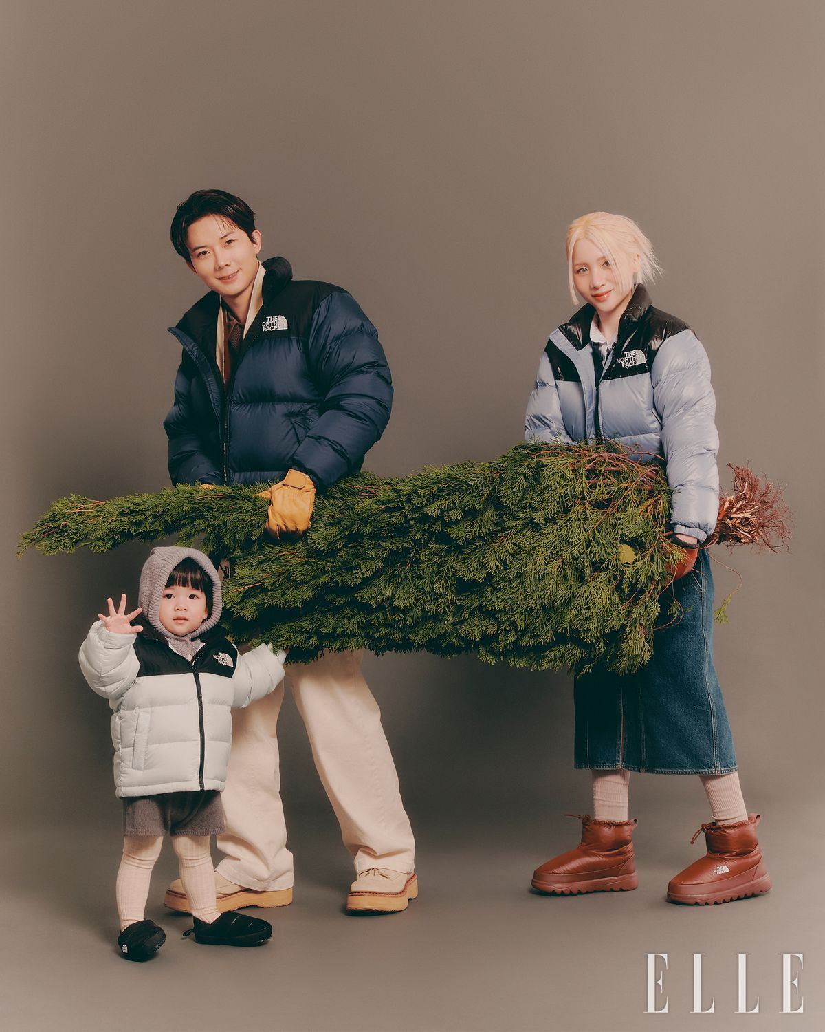 강수가 착용한 1996 에코 눕시 재킷은 The North Face. 셔츠는 Resurrection13. 레이어드한 니트는 Arket. 팬츠는 1989Standard. 슈즈는 스타일리스트 소장품. 다솜이 착용한 눕시 숏 재킷과 캠프 부띠 숏은 모두 The North Face. 셔츠는 Partimento Women. 스커트는 Msgm. 니삭스는 스타일리스트 소장품. 이로가 착용한 키즈 1996 에코 눕시 RDS 다운 재킷과 키즈 눕시 뮬은 모두 The North Face. 니삭스는 Zara. 바라클라바는 스타일리스트 소장품.