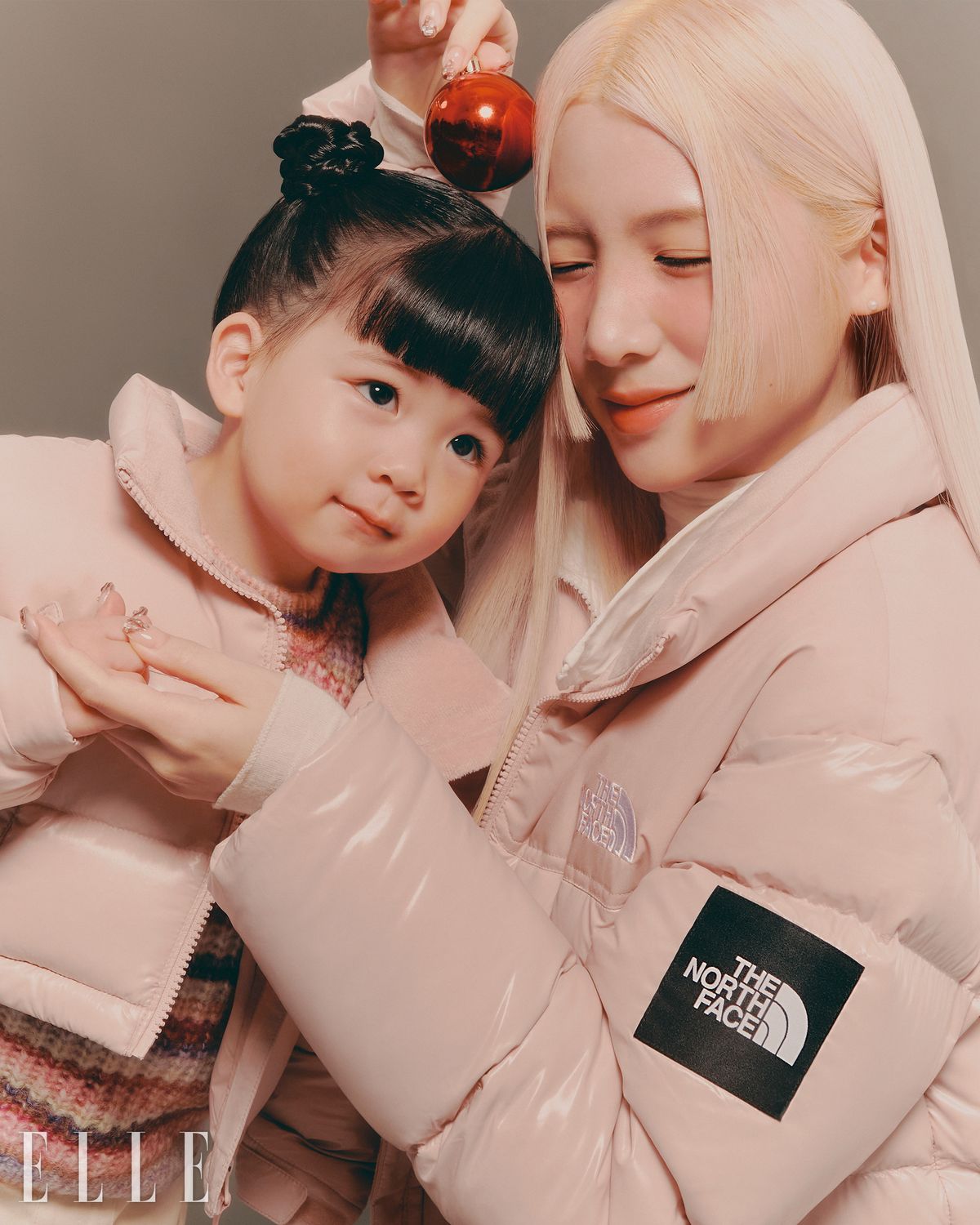 다솜이 착용한 노벨티 눕시 RDS 다운 재킷은 The North Face. 터틀넥 톱은 스타일리스트 소장품. 이로가 착용한 키즈 노벨티 눕시 RDS 다운 재킷은 The North Face. 톱과 팬츠는 모두 Zara.