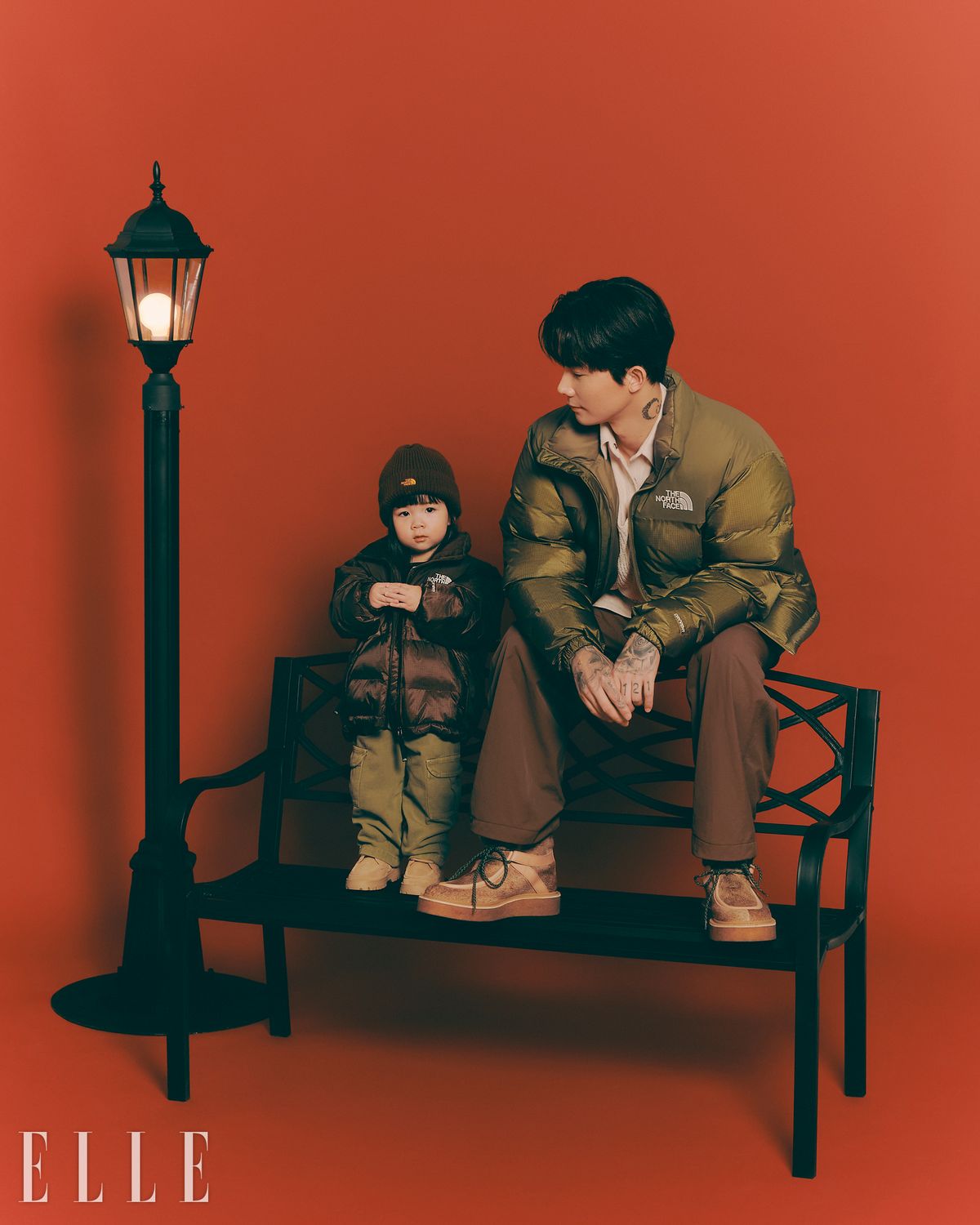 이로가 착용한 키즈 1996 워터 쉴드 눕시 다운 재킷과 비니는 모두 The North Face. 팬츠, 슈즈는 모두 Zara. 강수가 착용한 워터 쉴드 눕시 다운 재킷과 팬츠는 모두 The North Face. 셔츠는 Place Studio. 레이어드한 베스트는 스타일리스트 소장품. 슈즈는 Kenzo.