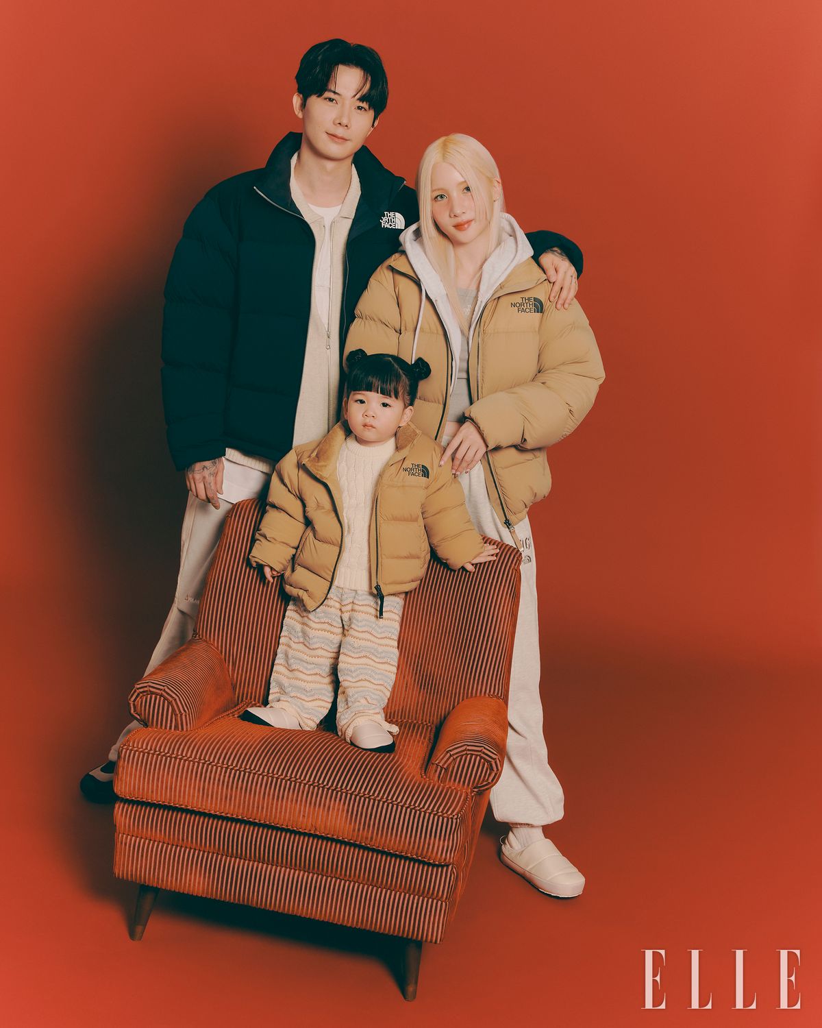 강수가 착용한 슈퍼플렉스 눕시 다운 재킷, 팬츠, 피오르 슬립 온은 모두 The North Face. 레이어드한 집업은 Romantic Crown. 다솜이 착용한 슈퍼플렉스 눕시 다운 재킷과 슬리브리스 톱, 팬츠, 눕시 뮬은 모두 The North Face. 레이어드한 후드 집업은 Suade. 이로가 착용한 키즈 슈퍼플렉스 눕시 다운 재킷과 키즈 눕시 뮬은 The North Face. 니트와 팬츠는 모두 Zara.