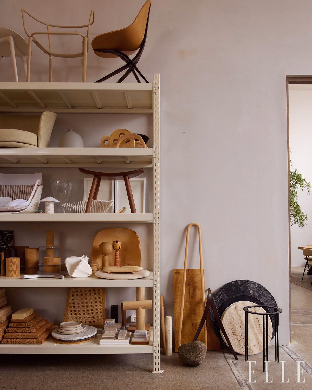 다양한 프로토타입과 재료의 샘플이 정돈된 선반. 