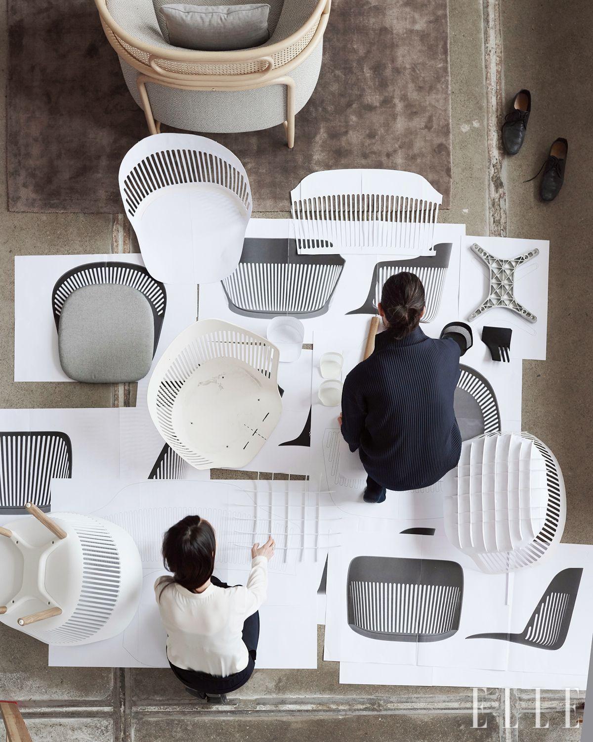 스튜디오에서 종이로 프로토타입을 만들고 이를 다시 의자로 디자인하는 스틴과 엔리코. 건축을 공부한 두 사람의 제품 디자인은 건축물을 설계하고 짓는 과정과 유사하다.